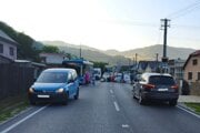 Autobus sa zrazil s osobným autom.