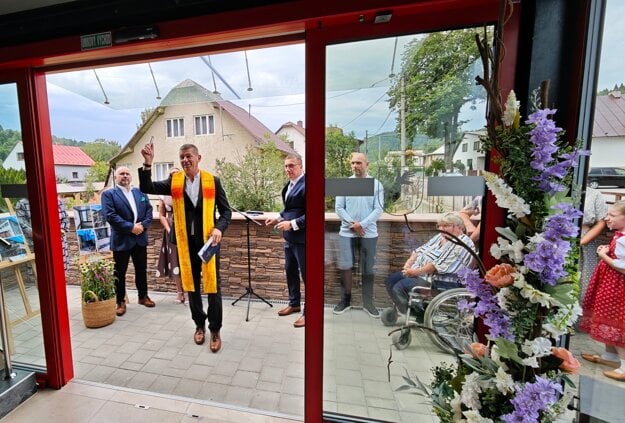 Priestory požehnal miestna farár Ján Uskoba. (zdroj: Pavol Stolárik)