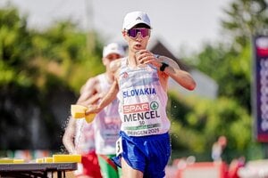 Tomáš Mencel na trati chodeckej desiatky v nórskom Bergene.