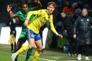 zľava v súboji o loptu James Ndjeungoue (Žilina) a Adam Žulevič (Michalovce)