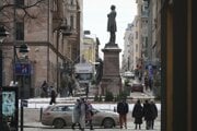 Centrum Helsínk so sochou básnika Johana Ludviga Runeberga. 