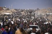 Obyvatelia Gaza City s dovezenou humanitárnou pomocou.