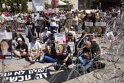 Príbuzní unesených Izraelčanov počas protestu v Tel Avive 2. augusta 2025.