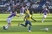 Martin Šimko (Komárno) a Abdul Musa Zubairu (Michalovce) v zápase 2. kola Niké ligy.