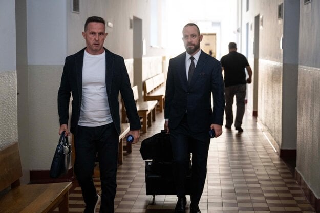 Obžalovaný Marián Zetocha prichádza na súd spolu so svojím obhajcom Marekom Parom. (zdroj: TASR)
