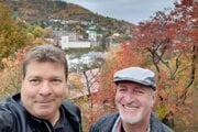 Učiteľ Richard Scott (vpravo) s manželom Petrom v Banskej Štiavnici.