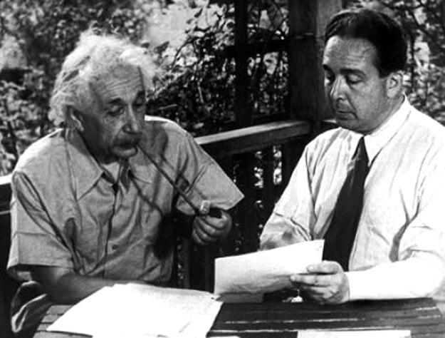 Výsledkom návštevy Lea Szilárda u Alberta Einsteina, uskutočnenej dňa 2. augusta 1939, bol list apelujúci na prezidenta USA Franklina D. Roosevelta. (zdroj: wikimedia.org)