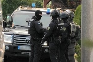 Na snímke príslušníci špeciálnych jednotiek prehľadávajú skoro ráno rodinný dom v meste Annaberg-Buchholz v nemeckej spolkovej krajine Sasko. 