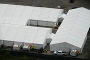 Práce na záchytnom centre pre migrantov na Floride známom tiež ako Aligátorí Alcatraz.