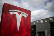 Na archívnej snímke z 24. apríla 2024 logo značky Tesla pred predajňou v Berlíne.