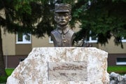 Busta Milana Rastislava Štefánika odhalená pri príležitosti jeho 145. narodenia v parku na ulici M. R. Štefánika v Starej Turej.
