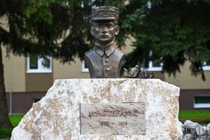 Busta Milana Rastislava Štefánika odhalená pri príležitosti jeho 145. narodenia v parku na ulici M. R. Štefánika v Starej Turej.