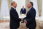 Putin s americkým emisárom Stevom Witkoffom.