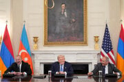 Prezident Donald Trump spolu s arménskym premiérom Nikolom Pašinjanom a azerbajdžanským prezidentom Ilhamom Alijevom prehovárajú počas slávnostného trojstranného podpisu v Bielom dome.