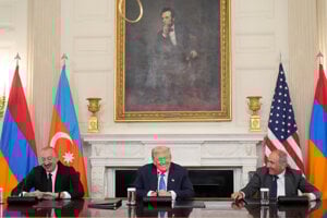 Prezident Donald Trump spolu s arménskym premiérom Nikolom Pašinjanom a azerbajdžanským prezidentom Ilhamom Alijevom prehovárajú počas slávnostného trojstranného podpisu v Bielom dome.