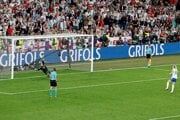 Chloe Kellyová premieňa rozhodujúcu penaltu vo finále ME vo futbale žien 2025.