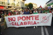 Protest proti výstavbe mosta v Messine.