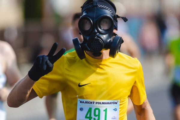 Jeden z pretekárov bežal v plynovej maske.