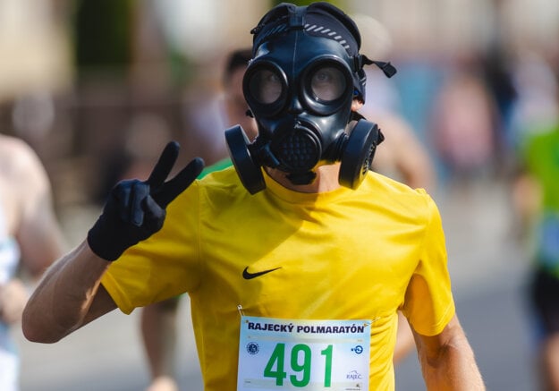 Jeden z pretekárov bežal v plynovej maske. (zdroj: Daniel Stehlík)