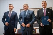 Krátko po voľbách - v októbri 2023 - podpísali Robert Fico (Smer), Peter Pellegrini (Hlas) a Andrej Danko (SNS) memorandum o spolupráci