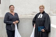 z Starostka Nižnej Boce Silvia Skusilová (vľavo) a farárka Viera Mosná (vpravo) pri odhaľovaní tabule Jánovi Lajčiakovi na kostole v Nižnej Boci.
