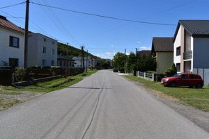 Pravá strana ulice obecný vodovod má, ľavá nie. 