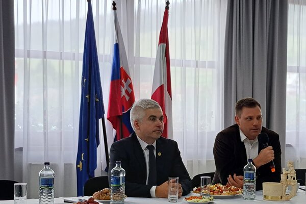 Tomáš Taraba (vpravo) sa vlani v Zákamennom stretol s oravskými starostami a primátormi. Diskutovali o najpálčivejších problémoch regiónu, ku ktorým patrí nedostatočná kanalizačná sieť. Na fotografii so starostom Zákamenného Petrom Klimčíkom.