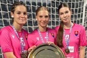 Šaliansky hádzanársky klub sa môže popýšiť tromi majsterkami Európy do 17 rokov. Zľava Lujza Rozi Bölcskei, Scarlet Špendlová a Laura Kurňavová. 
