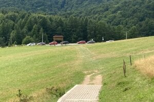 Lúčna cesta k provizórnemu parkovisku v Lipovciach pri jaskyni.