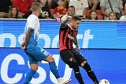  vpravo hráč Trnavy Kristián Koštrna a futbalista Oleksandr Romančuk z Universitatea Craioa 