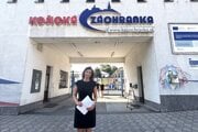 Mária Koránová pred priestormi štátnej záchranky, do ktorých roky nemôže chodiť, aj keď je tam zamestnaná.