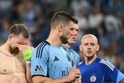 Na snímke kapitán Vladimír Weiss ml. (vpravo) a jeho spoluhráči reagujú po prehre v odvetnom zápase 3. predkola Ligy majstrov vo futbale ŠK Slovan Bratislava – Kajrat Almaty.