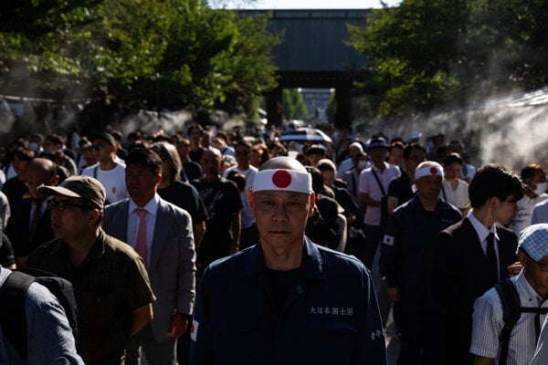 Japonci na ceste do svätyne Jasukuni, ktorá je zasvätená padlým vojakom.