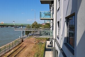 Je to dobrý deal, vravel Keketi. Žiadny úrad neplatí za kancelárie viac ako ministerstvo športu