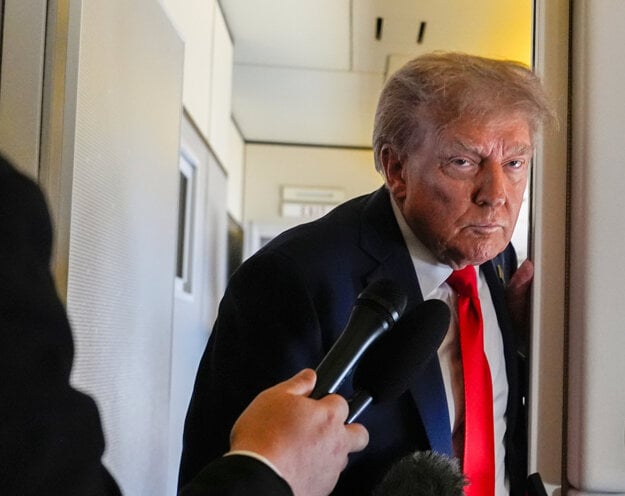 Prezident Trump v lietadle cestou na Aljašku.