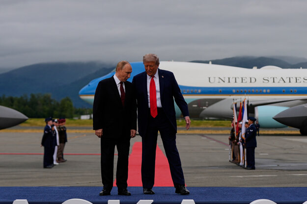 Americký prezident Donald Trump a ruský prezident Vladimir Putin sa zdravia na vojenskej základni Elmendorf-Richardson v Anchorage na Aljaške.
