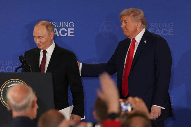 Donald Trump a Vladimir Putin počas spoločnej tlačovej konferencie.