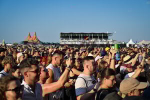 Účastníci počas vystúpenia interpretov Nico a Vinz v rámci prvého dňa 4. ročníka festivalu Lovestream.