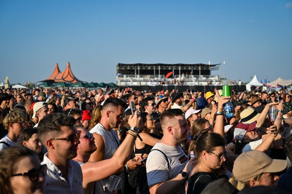 Účastníci počas vystúpenia interpretov Nico a Vinz v rámci prvého dňa 4. ročníka festivalu Lovestream.