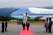 Ruský prezident Vladimir Putin a americký prezident Donald Trump kráčajú po červenom koberci po prílete na Aljašku.
