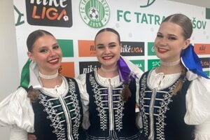 Simona Kušnírová (uprostred) a jej kolegyne - speváčky zo Šarišanu.