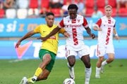 Kristián Bari (Žilina) a Dylann Kam (Trenčín) bojujú o loptu v zápase 4. kola Niké ligy.
