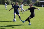 Nižná (v tmavo-modrých dresoch) vyhrala v Rabči 3:1. Dva góly strelil Peter Pňaček (vľavo).