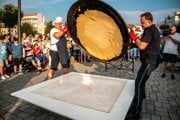 Prevracanie rekordnej zemiakovej placky.