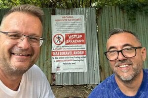 Starosta so zástupcom dohovárajú nelegálnym obyvateľom aj v ich rodnom jazyku.
