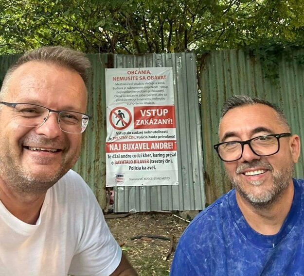 Starosta so zástupcom dohovárajú nelegálnym obyvateľom aj v ich rodnom jazyku. (zdroj: FB/Igor Petrovčik)