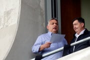 Lőrinc Mészáros (vpravo) zbohatol vďaka väzbám na kamaráta z detstva Viktora Orbána.