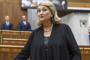 Anna Záborská skladá poslanecký sľub. Snímka zo 14. novembra 2023.