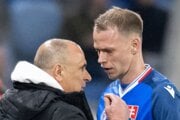 Ondrej Duda a vľavo tréner Slovenska Francesco Calzona.