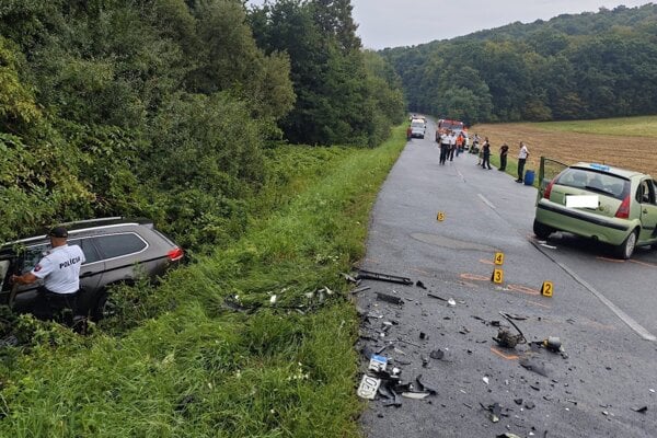 Na mieste dopravnej nehody medzi Poltárom a Rovňanmi. 